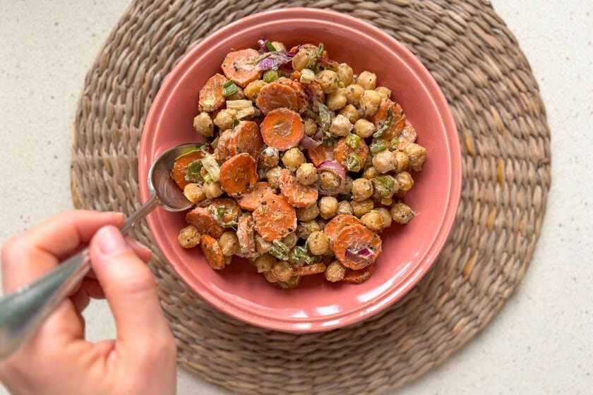 Garbanzos al horno con tahini: la ensalada templada que se cocina en 30 minutos y se resuelve con lo que ya hay en la alacena