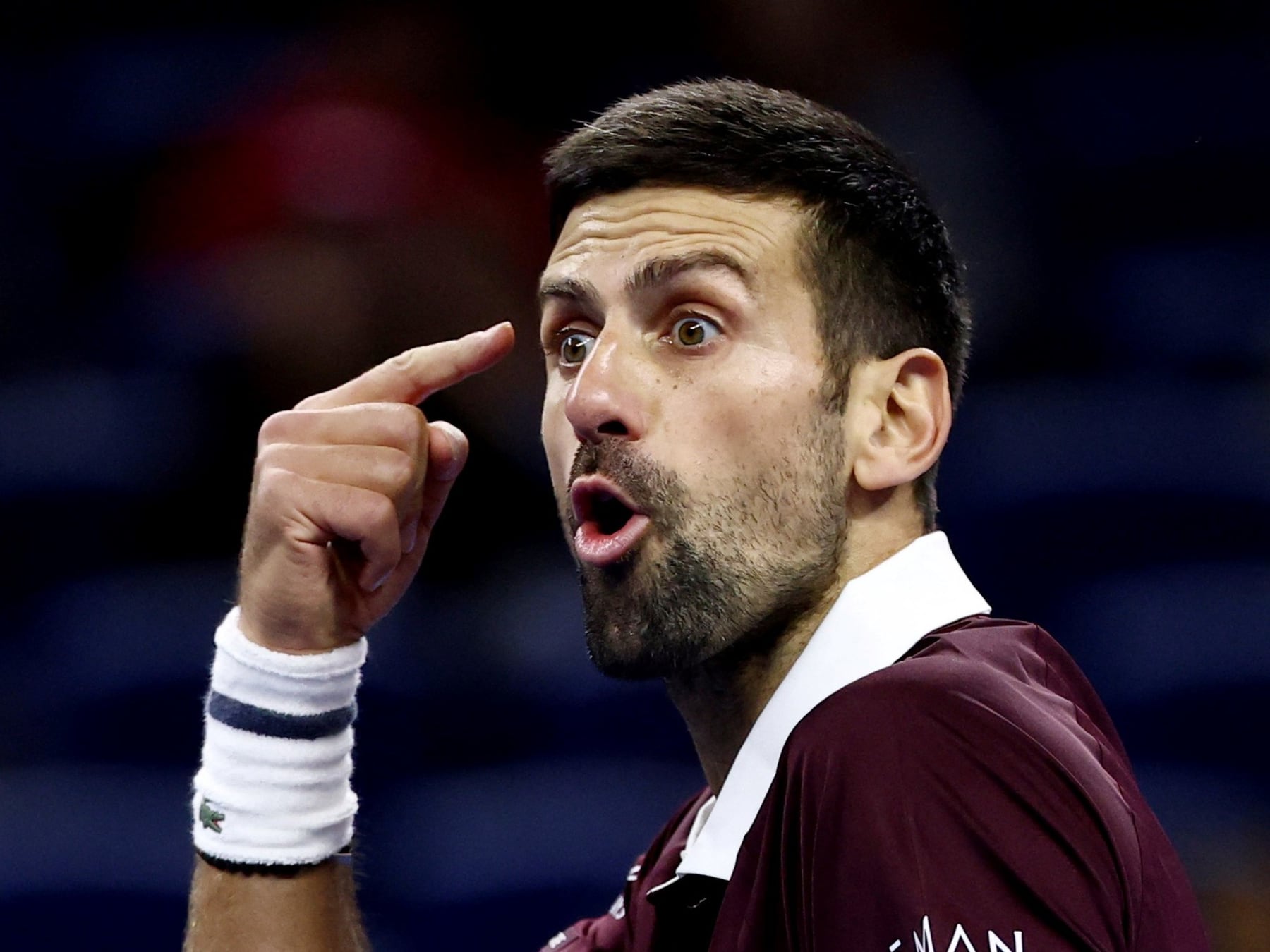Djokovic masticó bronca, le ganó a Zverev y se cruzará con Medvedev en semis de Pekín