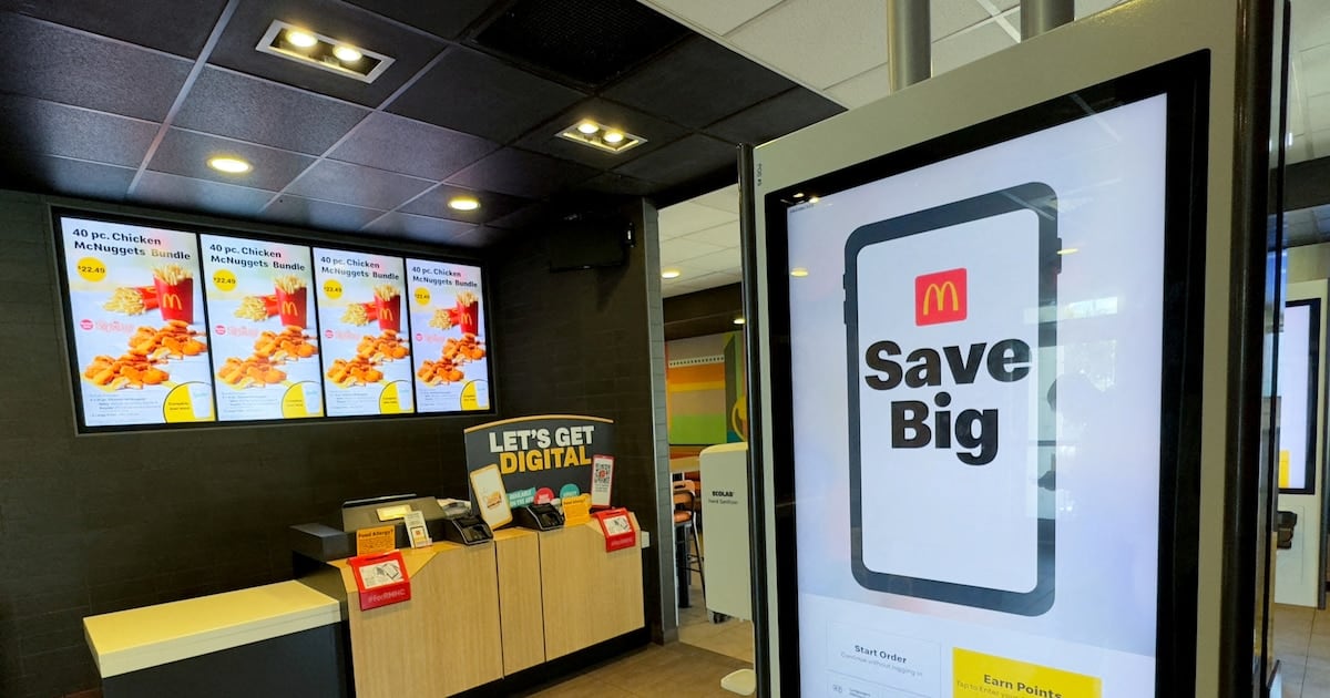 Big Mac, dos precios: cómo la inteligencia artificial redefine la tarifa en la vidriera de cada McDonald's
