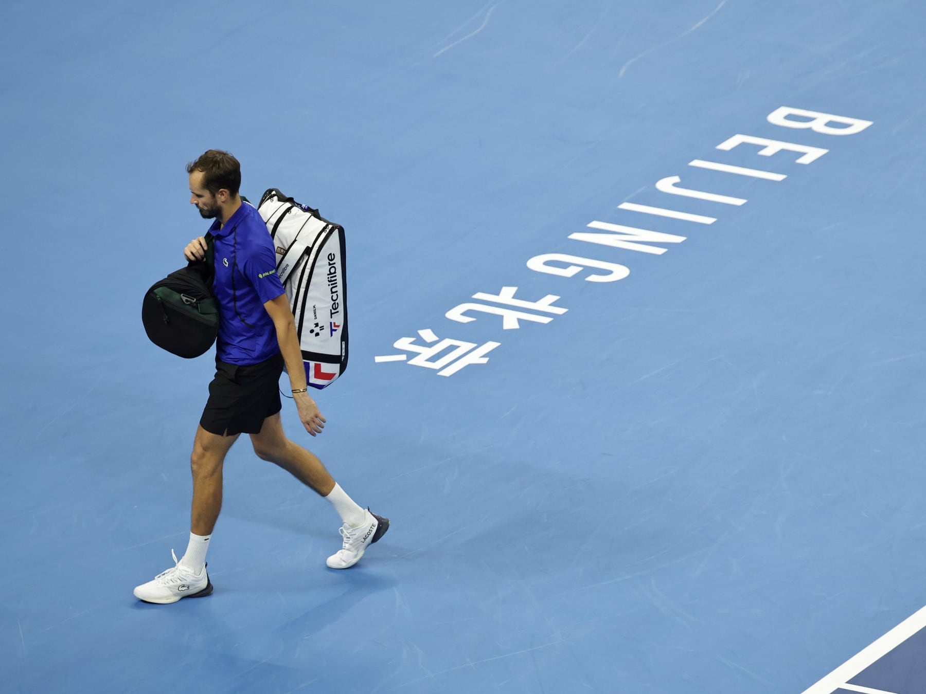 El viento se llevó la semifinal en China y Djokovic se acomodó en la final sin terminar el set