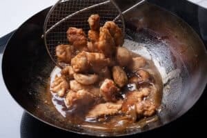 Pollo al limón crocante: la dupla de harinas que cambia el resultado y la salsa que se resuelve aparte