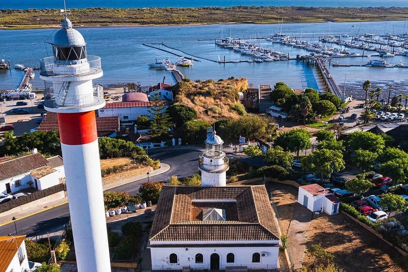 El Rompido, el pueblo de Huelva donde las coquinas conviven con dunas que avanzan 40 metros por año