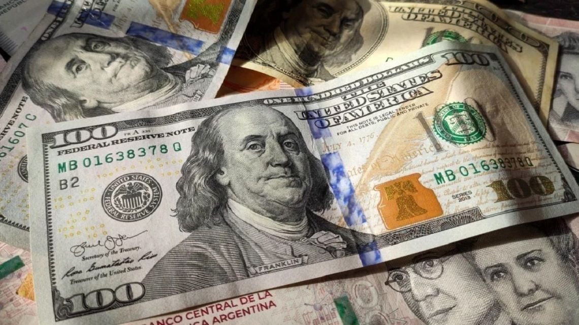 El dólar blue cerró la semana a $1.540 y se alineó con la cotización oficial del Banco Nación