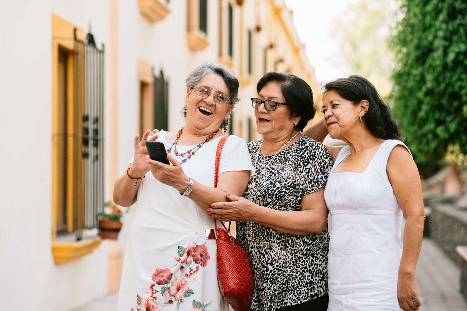 A los 85, siguen armando valijas: la historia de dos amigas tejanas que ya cruzaron medio mundo juntas