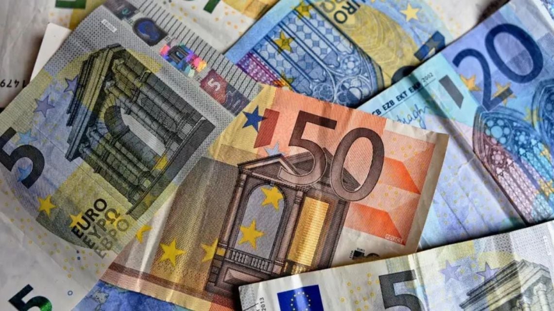 El euro blue cedió seis pesos y cerró la semana por debajo de los 1.840: qué tener en cuenta antes de cambiar