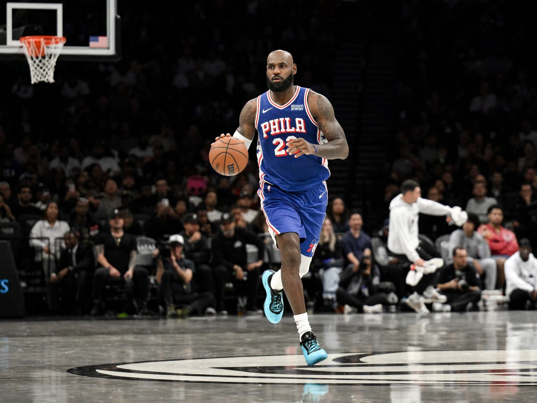 LeBron arrancó con la camiseta de los Sixers y la lluvia de triples de Brooklyn se llevó la noche