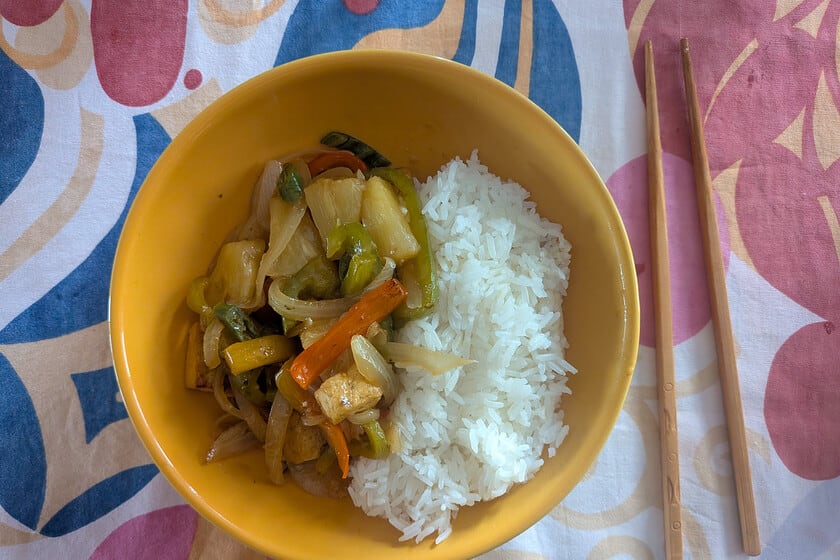 Tofu agridulce con piña: la clave está en secarlo bien y no dormirse en los últimos dos minutos