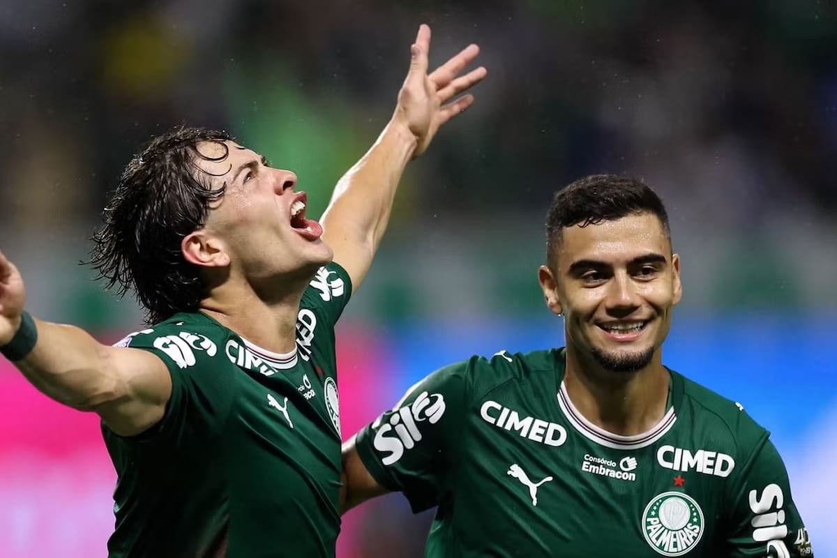 Giay se destapó con un doblete en el clásico paulista y Seedorf heredó un Corinthians en llamas