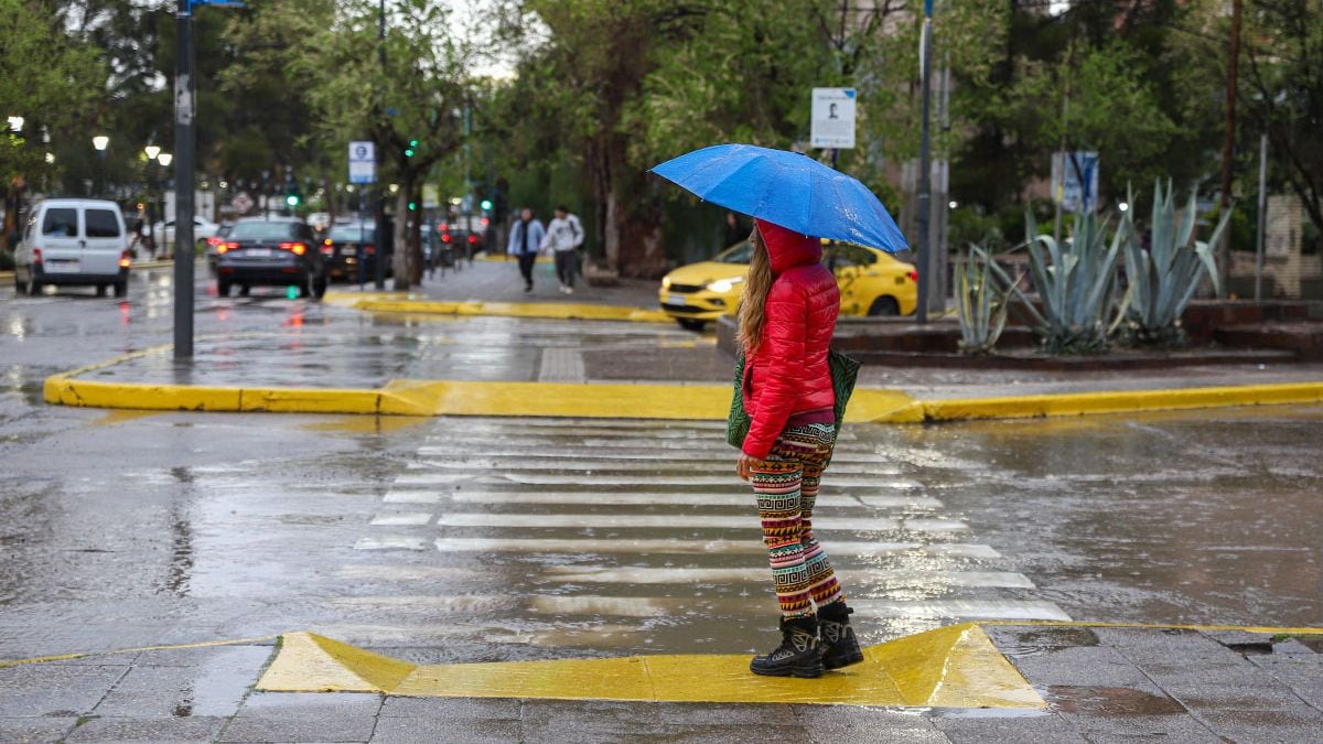 Neuquén bajo el agua: el lunes arrancó con alerta naranja en seis departamentos y el cielo no da tregua