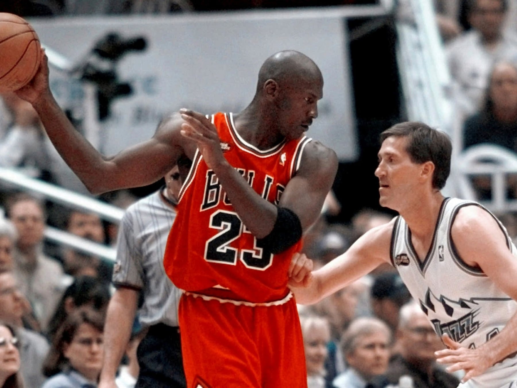 Catorce millones por un trapo rojo con olor a leyenda: la camiseta de Jordan que rompió todos los registros