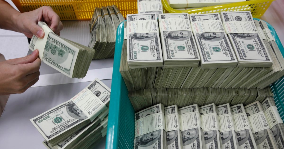 El dólar minorista perfora los $1.535 y se acerca a su piso de septiembre, mientras las reservas brutas rozan los USD 50.000 millones