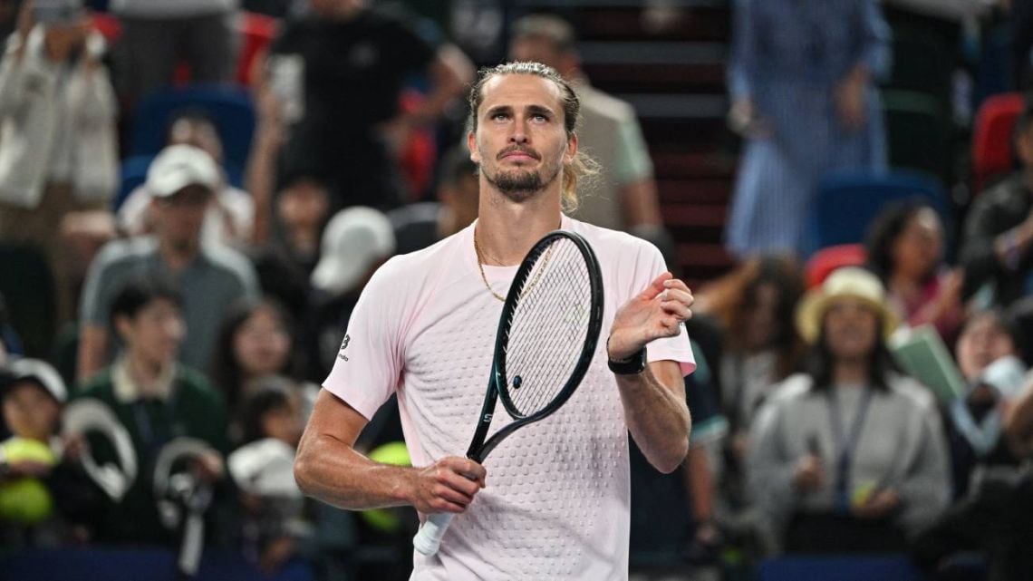 Zverev sudó la camiseta, pero sacó el pasaje a cuartos en Shanghái