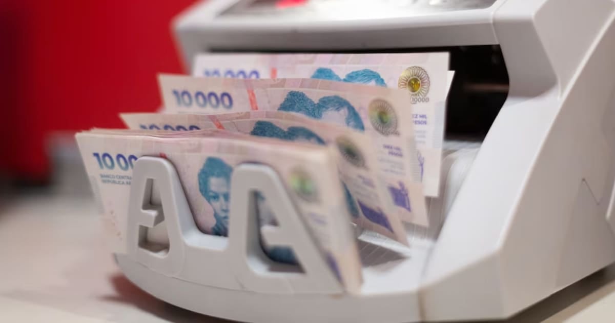 Billetes rotos o manchados: los bancos están obligados a cambiárselos a cualquiera, incluso a quienes no son clientes