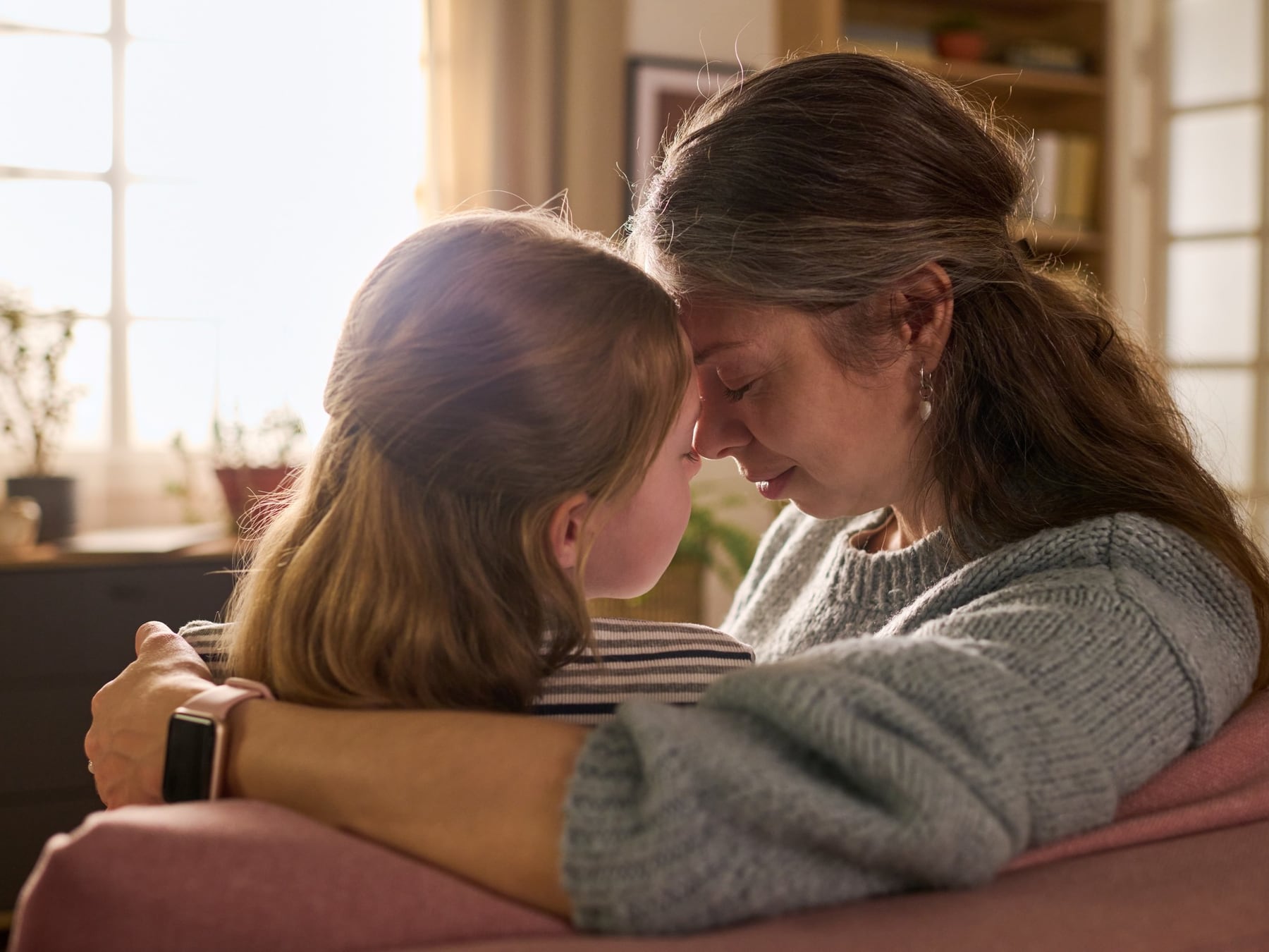 Lo que nos dejaron nuestros padres y reaparece cuando criamos: las huellas que cuesta soltar