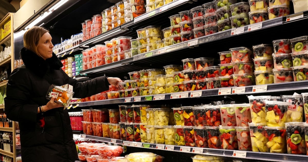 La nafta empuja la inflación estadounidense al 3,7% anual y vuelve a encender la sospecha de que la suba del crudo se filtra hacia la góndola