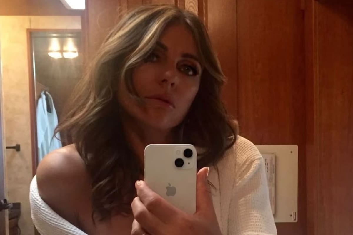Elizabeth Hurley vuelve a la pantalla chica con un diamante en la mano y una historia de amor que ya es cuento