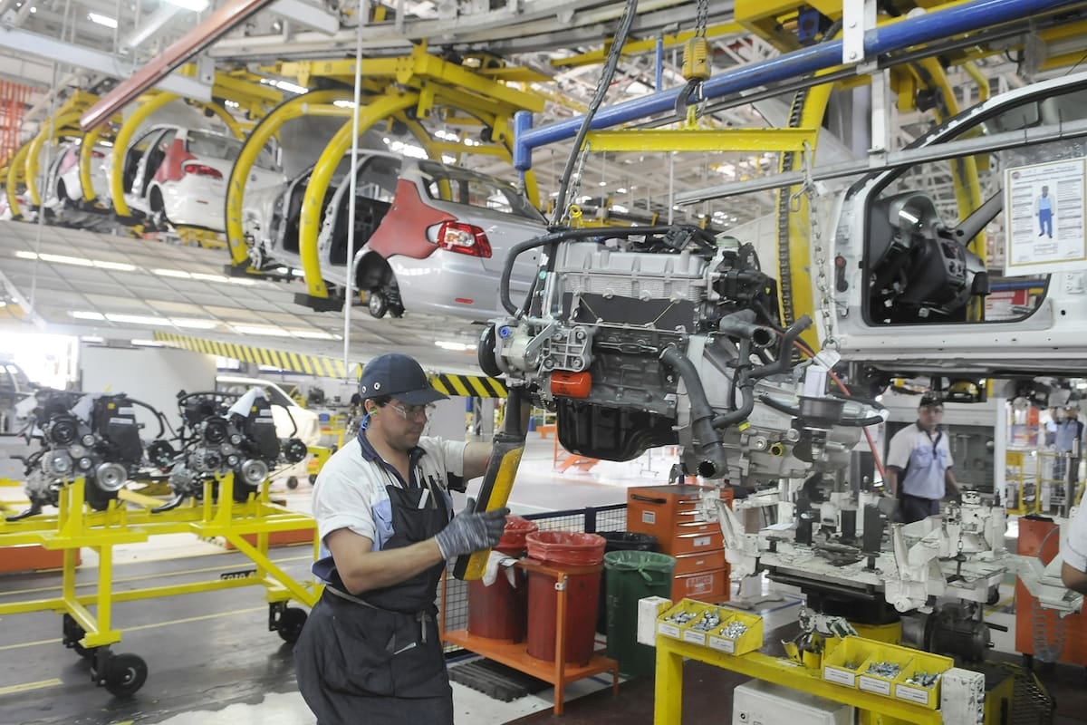 La industria funcionó al 58,5% de su capacidad en agosto y dejó más del 40% de las fábricas sin producir
