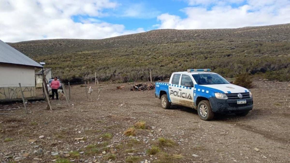 Una semana sin poder salir de la meseta: la historia de una madre y sus tres hijos que la Policía tuvo que ir a buscar en medio del barro