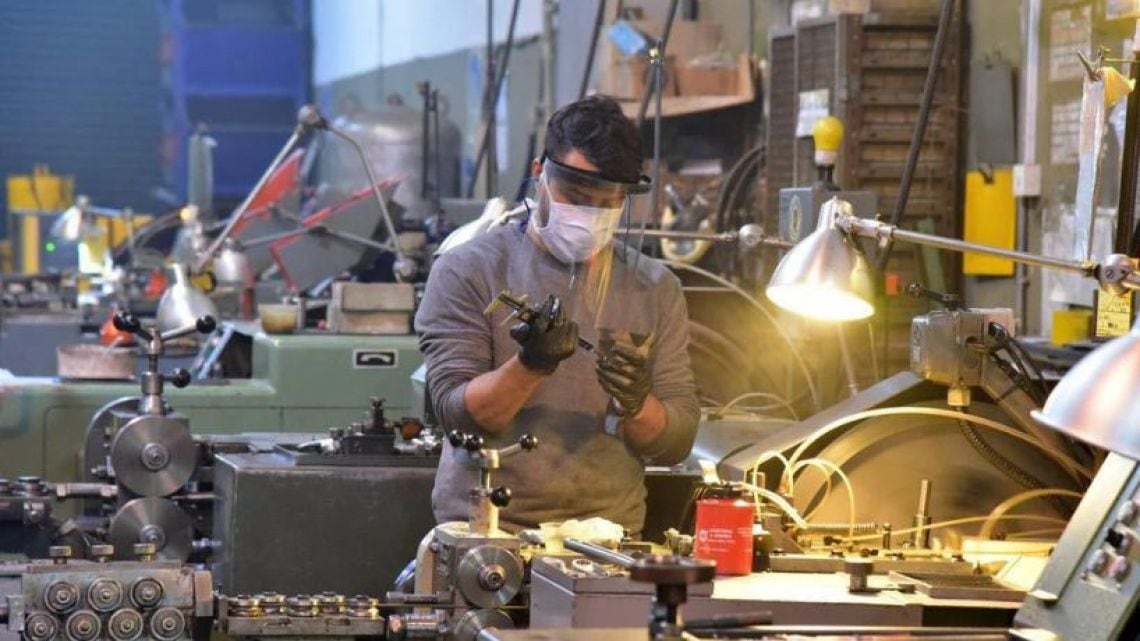 La industria corre con cuatro de cada diez puntos de su fábrica apagados y empuja a más trabajadores hacia la changa
