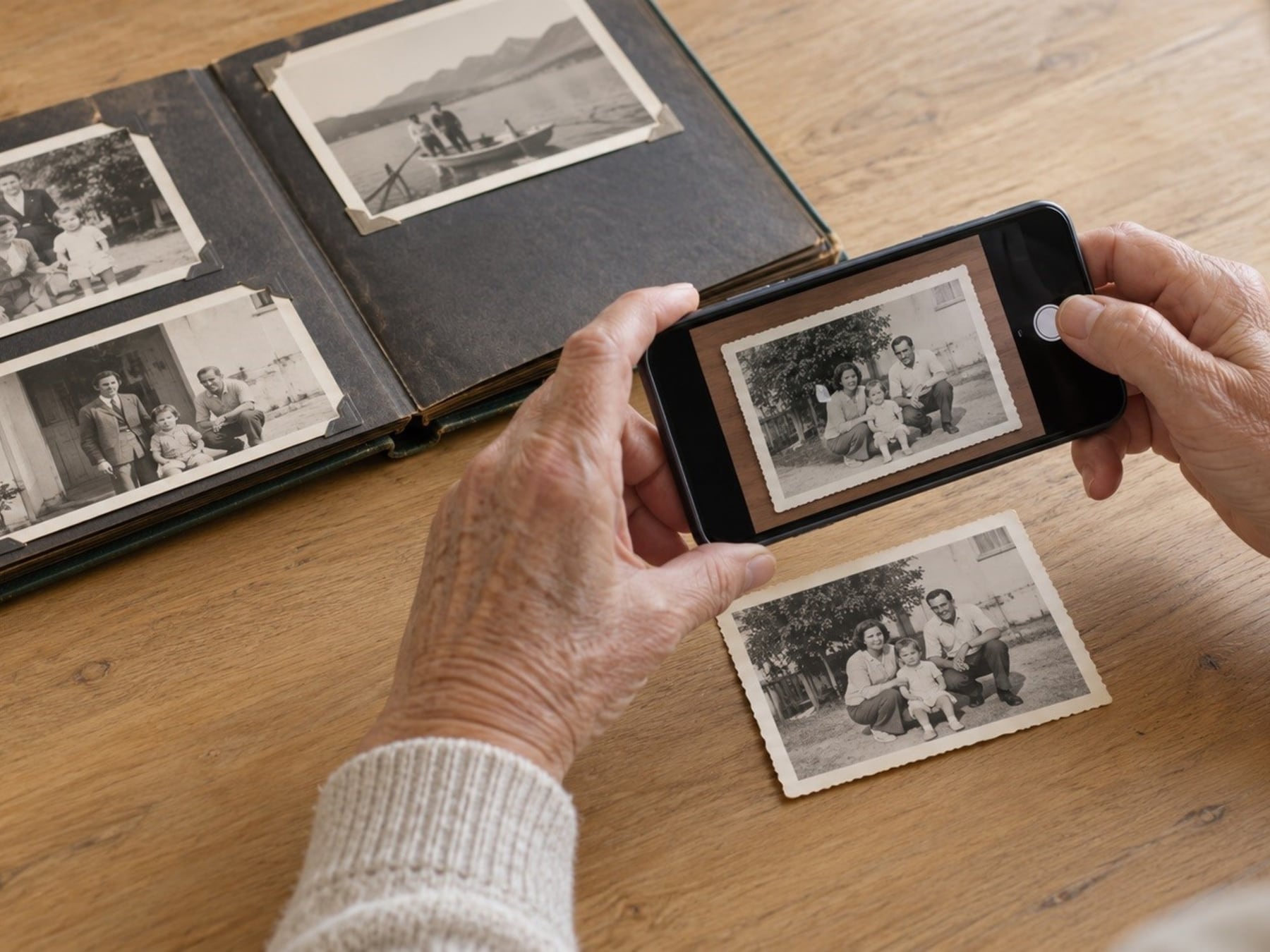 De la caja de zapatos al celular: cómo digitalizar fotos antiguas sin perder calidad ni recuerdos