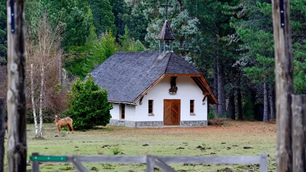 Una postal alpina en medio de la Patagonia: la capilla que un príncipe alemán levantó entre las lengas de Meliquina