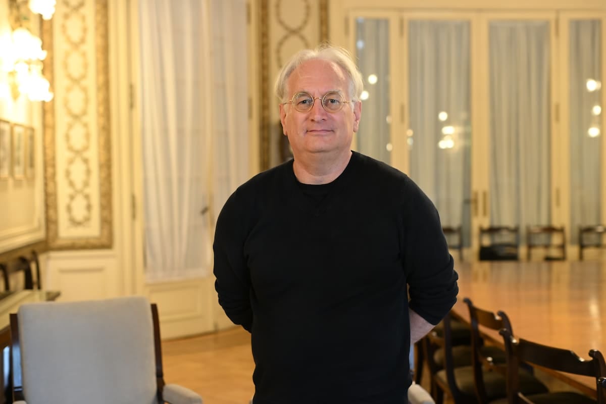 Wayne Holmes: el entusiasmo con la inteligencia artificial en las aulas puede profundizar la desigualdad y achatar el pensamiento