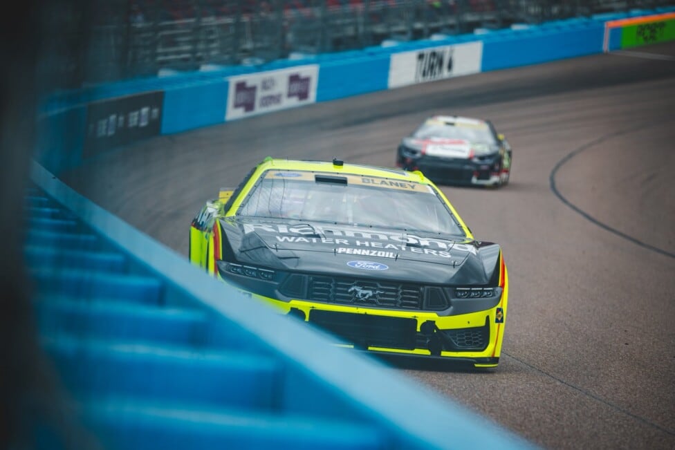 Blaney se quedó con la pole en Phoenix y deja a Larson en el barro: largará 22°