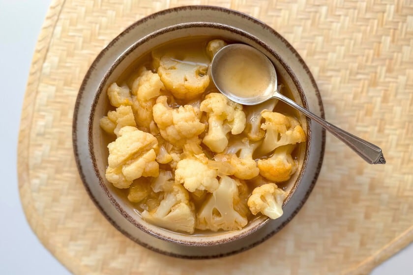Sopa de coliflor en trozos: la versión con cuerpo que se sirve a cucharadas y se aromatiza con pimentón