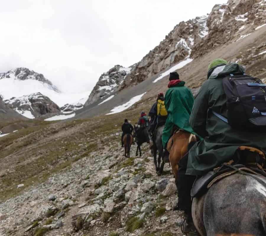 Cabalgatas con cepillado previo: la apuesta de una familia neuquina para repensar el vínculo con el caballo en Caviahue