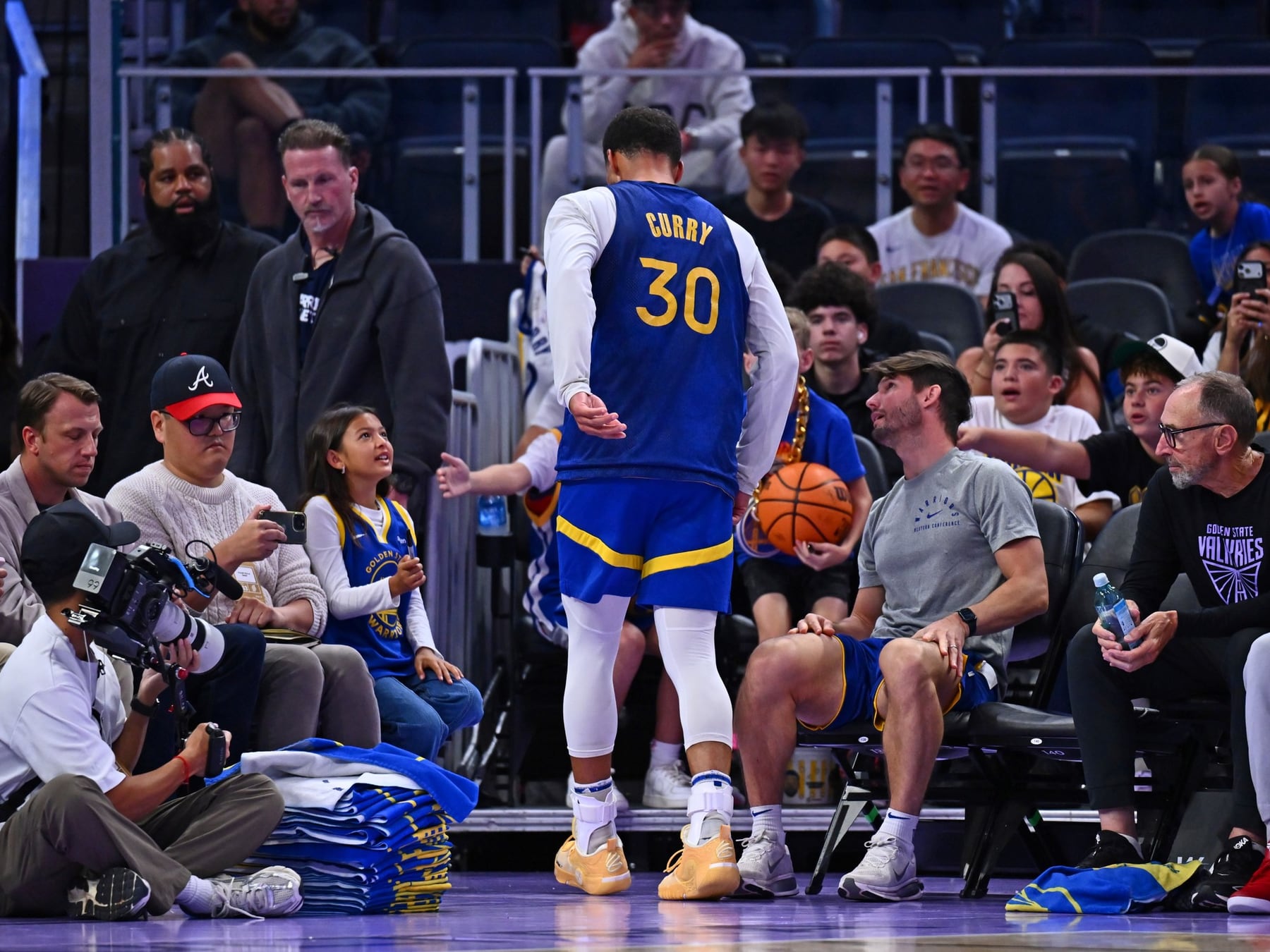 Curry aceptó cobrar menos, pero el tobillo le respondió con un guiño amargo