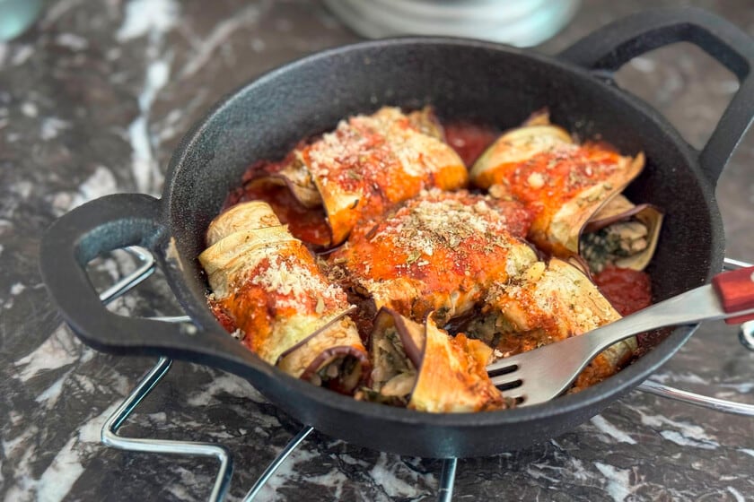 Berenjena en rollitos: una receta vegetal que se arma en la cocina sin encender carbón