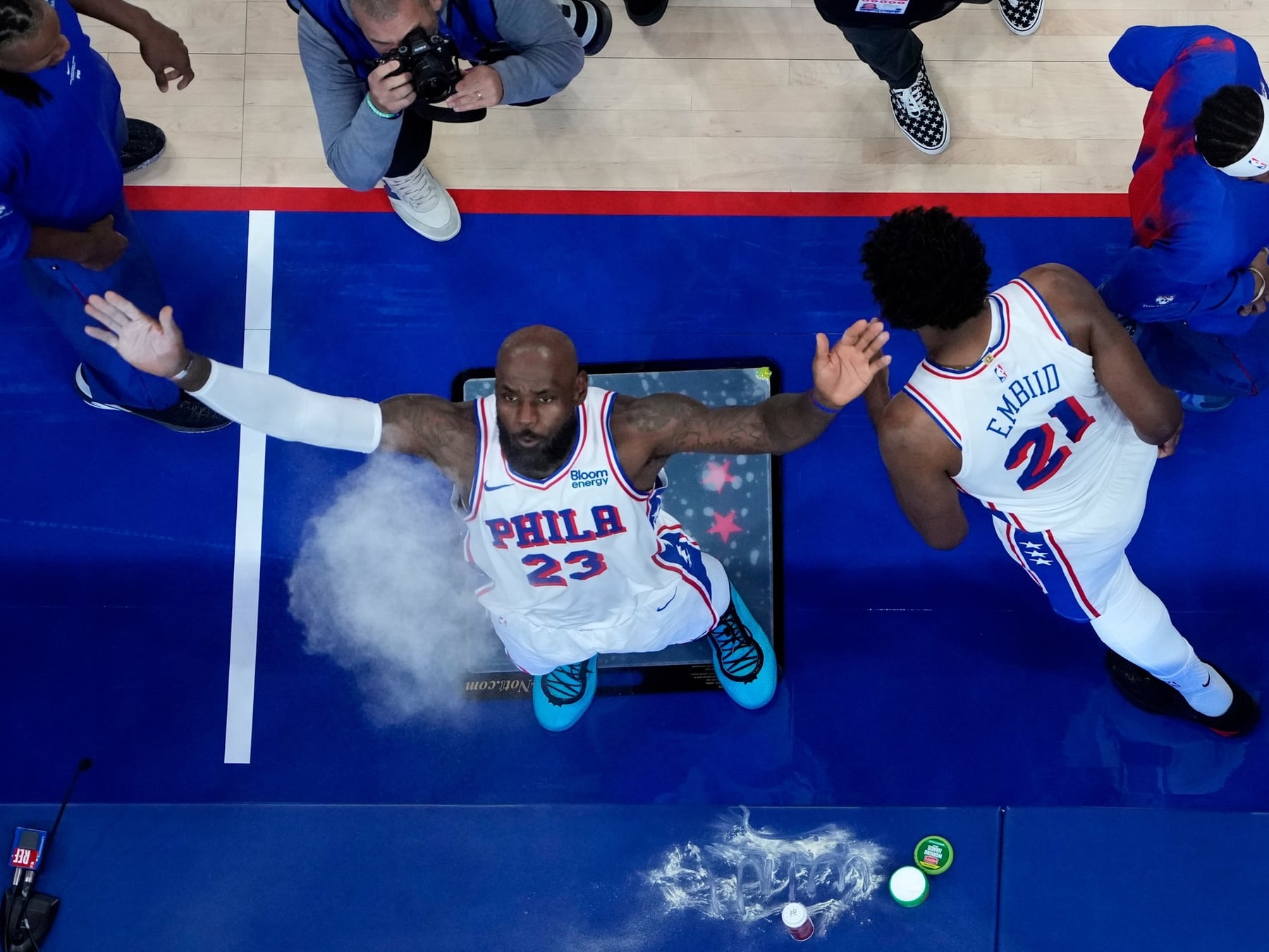 Arrancó la NBA con un partido que tiene olor a y una deuda pendiente
