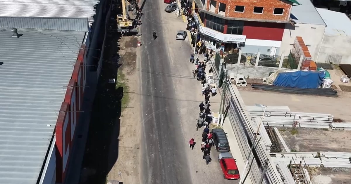 Más de diez cuadras de fila en Ezeiza por apenas cuarenta vacantes en una distribuidora de alimentos