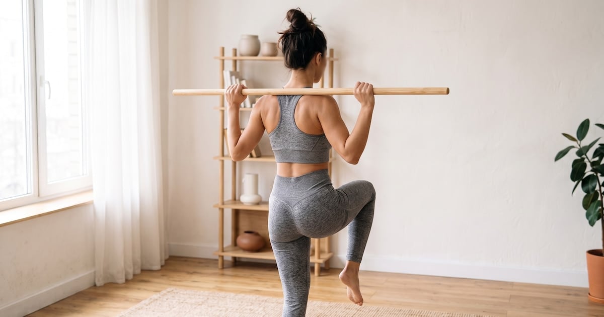 Con un palo de escoba, el abdomen se entrena también en casa