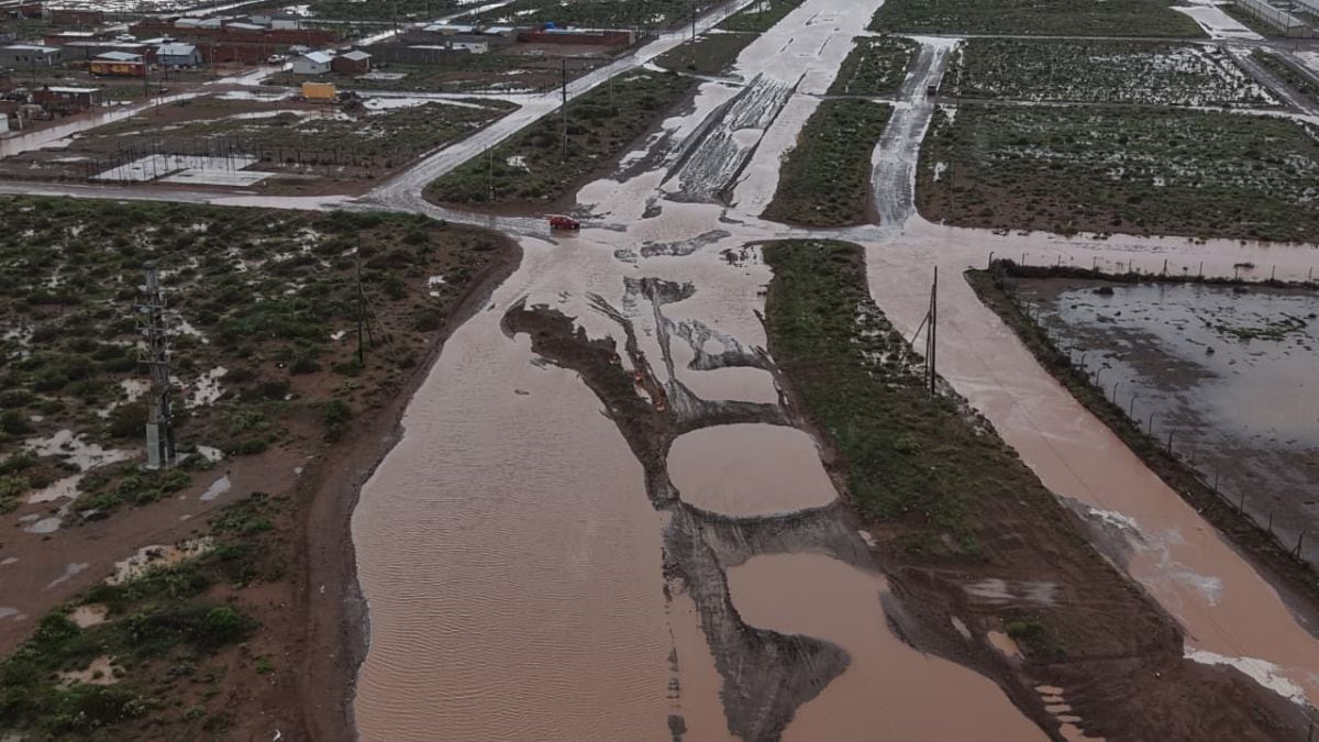 Añelo activó un centro de refugio tras una tormenta que inundó calles y viviendas