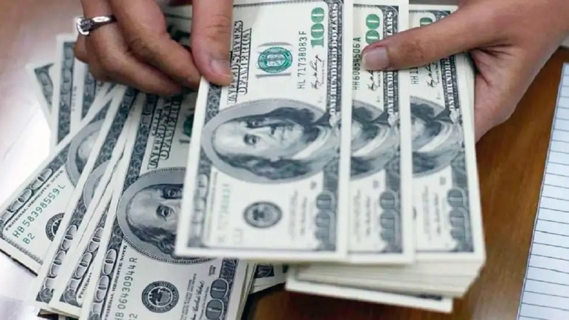 El dólar oficial rompe barreras y deja al blue casi al mismo precio