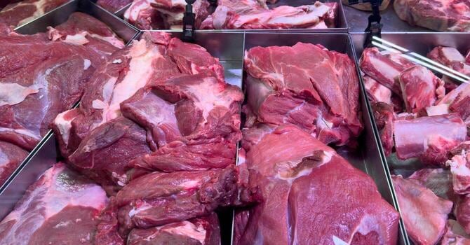 La carne de cerdo fresca toma la iniciativa y presiona a los chacinados