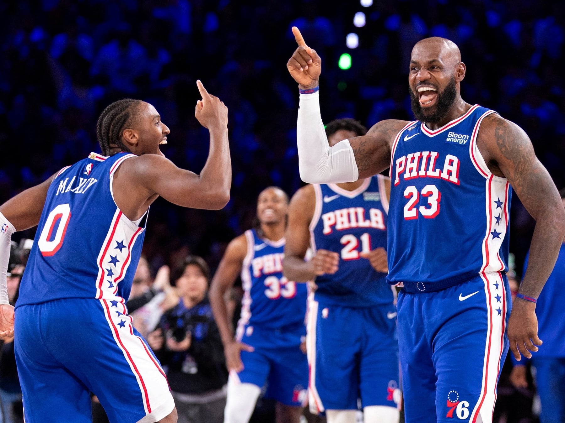 Philadelphia dio vuelco épico y le dio a LeBron su noche de local