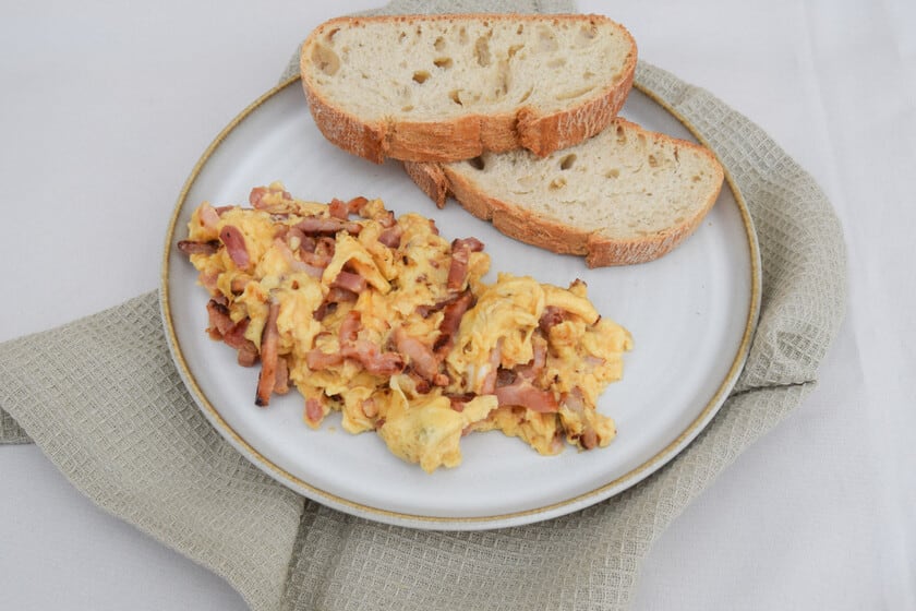 Huevos revueltos con bacon: la clave está en el fuego y no en la velocidad