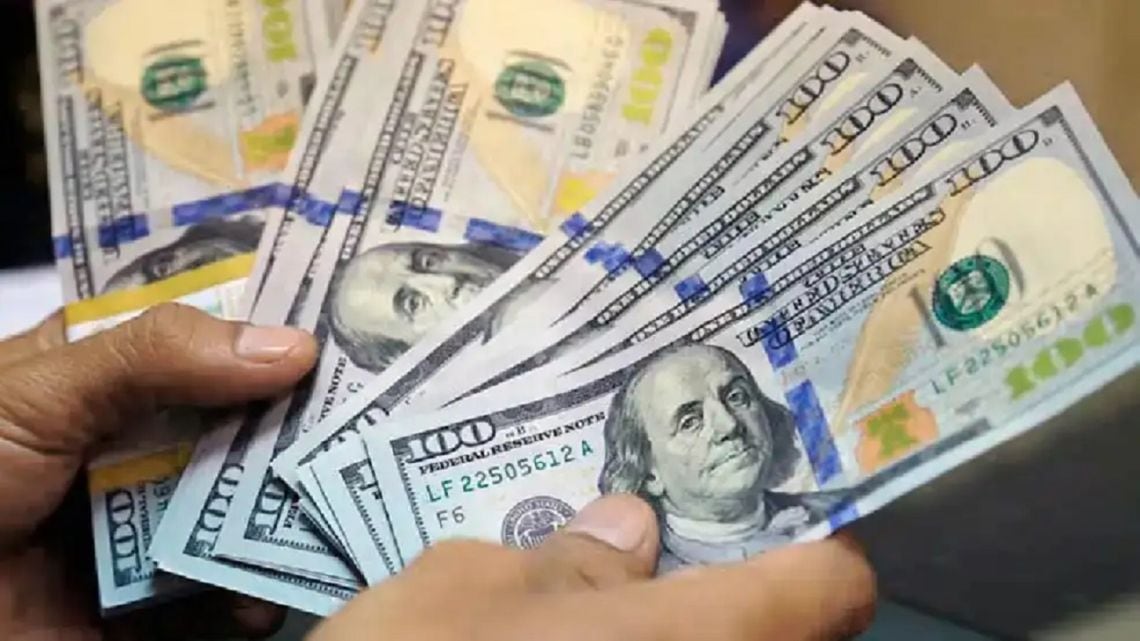 El dólar informal terminó el lunes en $1.575 y el contado con liquidación se acercó a $1.675