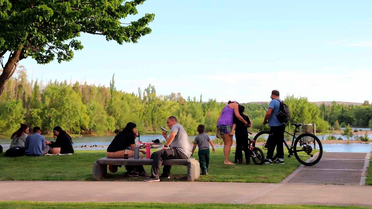 Una tarde junto al Limay: el sol reunió a los vecinos en la costa neuquina
